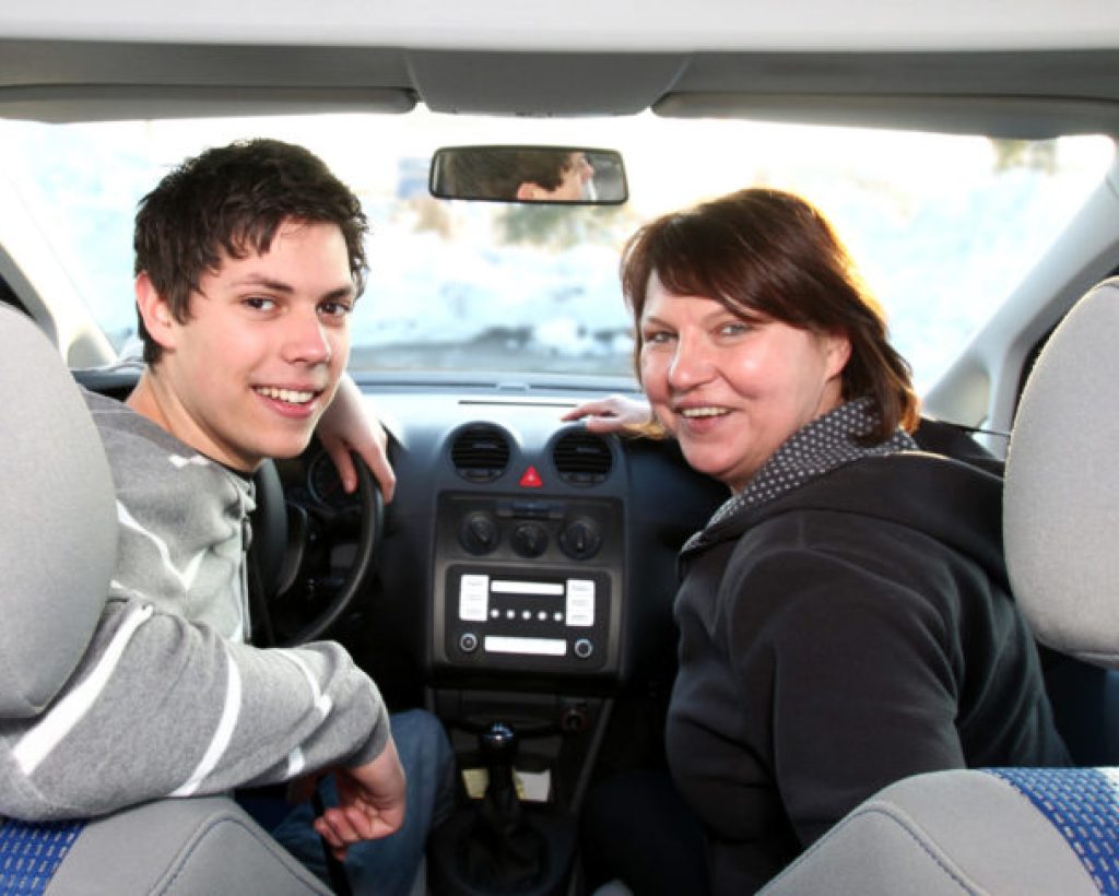 Mobilitaet-Junge-Fahrer-Fuehrerschein-Begleitetes-Fahren-BF17-Sekundarstufe-II-Verkehrserziehung-Mobilitätsbildung-1-800x488