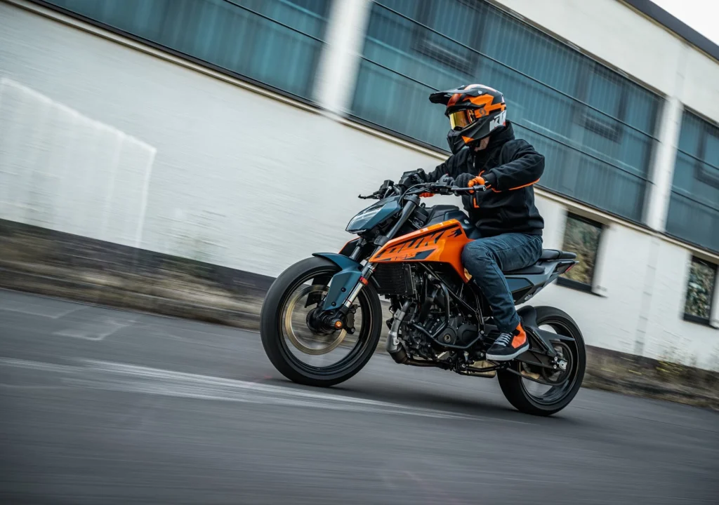 r-rent_W25623_18-ktm-125-duke-638453100982086473